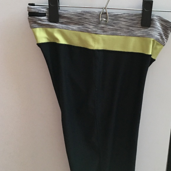RBX running capris size medium black with back zip - Picture 2 of 8